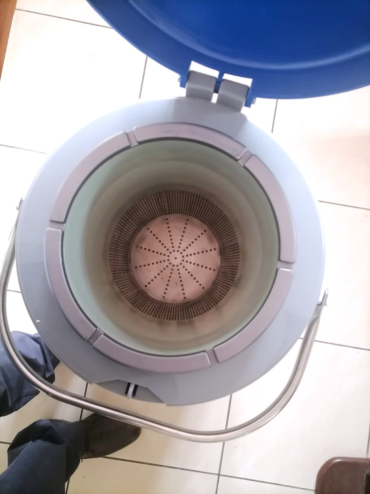 How should a tank of liquid nitrogen be handled? Kalstein